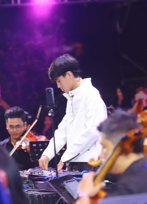 Nhạc sĩ Huy Tuấn hôn vợ, cổ vũ khán giả gen Z thể hiện tình yêu tại Hozo Super Fest- Ảnh 7. Producer Hoapro xuất hiện cùng dàn nhạc Saigon Pops Orchestra