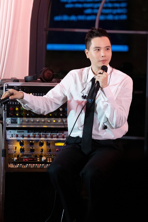 Trịnh Thăng Bình thừa nhận bản thân hát không giỏi- Ảnh 2. Phần hát live của Trịnh Thăng Bình trong đêm showcase 'Ở đó nhìn em' được nhiều đánh giá tích cực.