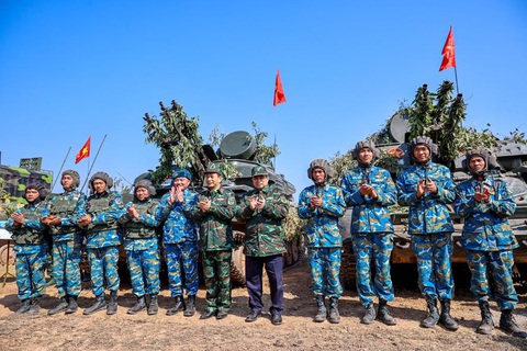 Thủ tướng Phạm Minh Chính dự diễn tập chiến thuật có bắn đạn thật- Ảnh 3. Thủ tướng động viên các cán bộ, chiến sĩ - Ảnh: VGP