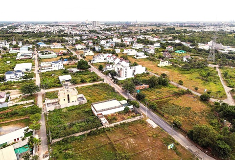 200 dự án chưa bàn giao hạ tầng ở TP Thủ Đức: Không quyết liệt, không thể tháo gỡ- Ảnh 2. Khu dân cư Đại học Bách khoa ở TP Thủ Đức hiện chỉ có các nhà dân xây dựng rải rác. Một số công trình xây dựng dang dở, bỏ hoang, cỏ mọc um tùm. Hình ảnh ghi nhận vào ngày 22-12 - Ảnh: CHÂU TUẤN