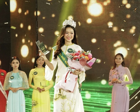 Cô gái Vĩnh Long đăng quang hoa khôi Người đẹp Tây Đô- Ảnh 1. Khoảnh khắc đăng quang của hoa khôi Người đẹp Tây Đô 2023 Nguyễn Ngọc Kiều Duy - Ảnh: H.H.