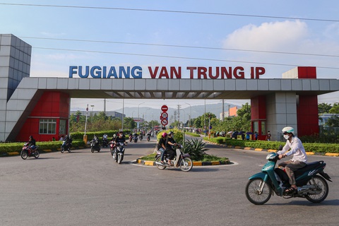 Công nhân tan ca đêm về nhà tại Khu công nghiệp Vân Trung, Việt Yên, Bắc Giang - Ảnh: HÀ QUÂN Công nhân tan ca đêm về nhà tại Khu công nghiệp Vân Trung, Việt Yên, Bắc Giang - Ảnh: HÀ QUÂN