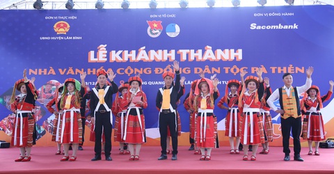 Xây nhà văn hóa cộng đồng cho đồng bào Pà Thẻn- Ảnh 1. Khánh thành nhà văn hóa cộng đồng dân tộc Pà Thẻn, Tuyên Quang - Ảnh: LÂM HẢI
