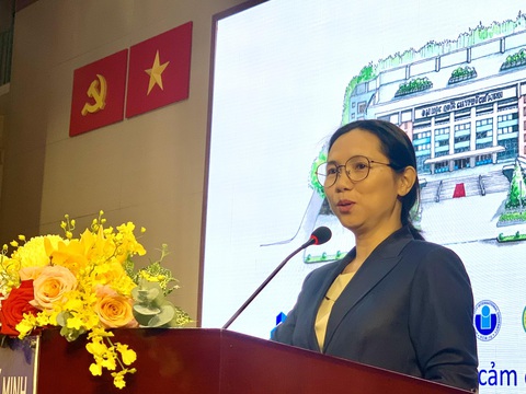 Đại học Quốc gia TP.HCM mời gọi nhà khoa học trẻ xuất sắc để giao tiền tỉ làm đề tài- Ảnh 1. TS Lê Thị Anh Trâm - trưởng ban tổ chức cán bộ Đại học Quốc gia TP.HCM - công bố chính sách thu hút các nhà khoa học - Ảnh: TRẦN HUỲNH