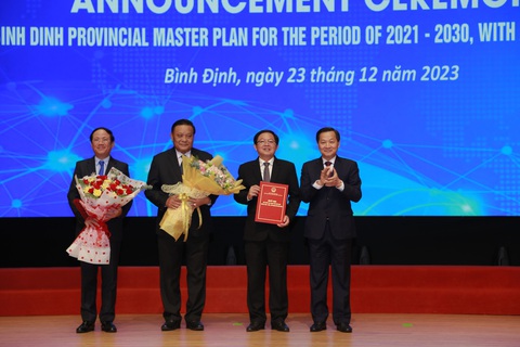 Phó Thủ tướng Lê Minh Khái trao quyết định của Thủ tướng Chính phủ phê duyệt quy hoạch tỉnh Bình Định thời ký 2021-2030, tầm nhìn 2050 cho lãnh đạo tỉnh Bình Định - Ảnh: NGUYỄN DŨNG Phó thủ tướng Lê Minh Khái (bìa phải) trao quyết định của Thủ tướng Chính phủ phê duyệt quy hoạch tỉnh Bình Định thời kỳ 2021-2030, tầm nhìn 2050 cho lãnh đạo tỉnh Bình Định - Ảnh: NGUYỄN DŨNG