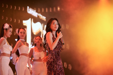 Lệ Quyên cởi áo khoe body chặt chém, 'quẩy' sung cùng hội chị em- Ảnh 3. Văn Mai Hương diện đầm sequin tím quyến rũ. Nữ ca sĩ khuấy động cả khán phòng với các bản hit đình đám: Đại minh tinh, Hương, Martini…