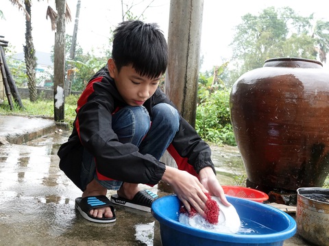 Cậu học trò sống một mình, mong thành bác sĩ- Ảnh 1. Bốn năm nay Đinh Nhật Phong chủ yếu sống một mình, tự nấu ăn, chăm sóc bản thân - Ảnh: LÊ MINH