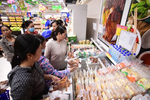Bên trong Co.opmart Chợ Mới vừa khai trương có gì?- Ảnh 2. Sạp gà quay tại Co.opmart Chợ Mới hết nhẵn ngay khi siêu thị mở cửa - Ảnh: QUANG ĐỊNH