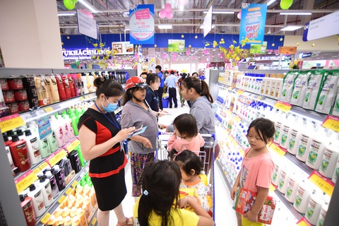 Bên trong Co.opmart Chợ Mới vừa khai trương có gì?- Ảnh 3. Nhiều gia đình tới siêu thị vui chơi, mua sắm dịp cuối tuần và Giáng sinh - Ảnh: QUANG ĐỊNH