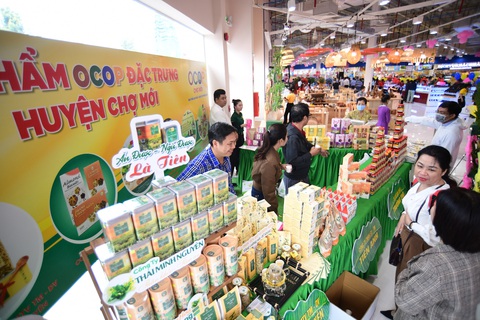 Bên trong Co.opmart Chợ Mới vừa khai trương có gì?- Ảnh 5. Siêu thị Co.opmart Chợ Mới cũng sẽ dành một phần diện tích để kinh doanh những sản phẩm OCOP địa phương như: mắm Châu Đốc, cốm dẹp, mây gai, thốt nốt... - Ảnh: QUANG ĐỊNH