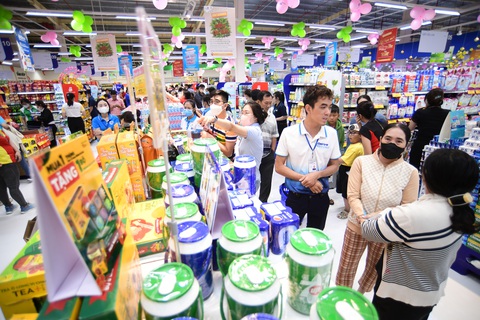 Bên trong Co.opmart Chợ Mới vừa khai trương có gì?- Ảnh 6. Hàng ngàn quà tặng kèm được siêu thị dành tặng khách hàng nhân khai trương - Ảnh: QUANG ĐỊNH