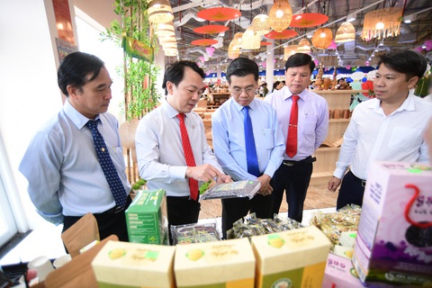 Bên trong Co.opmart Chợ Mới vừa khai trương có gì?- Ảnh 4. Ông Nguyễn Anh Đức - tổng giám đốc Saigon Co.op - giới thiệu sản phẩm OCOP cho ông Nguyễn Văn Dũng - phó chủ tịch UBND TP.HCM - Ảnh: QUANG ĐỊNH