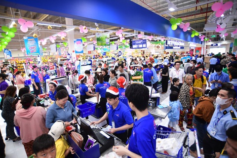 Bên trong Co.opmart Chợ Mới vừa khai trương có gì?- Ảnh 1. Không khí mua sắm sôi động tại Co.opmart Chợ Mới trong ngày đầu khai trương - Ảnh: QUANG ĐỊNH
