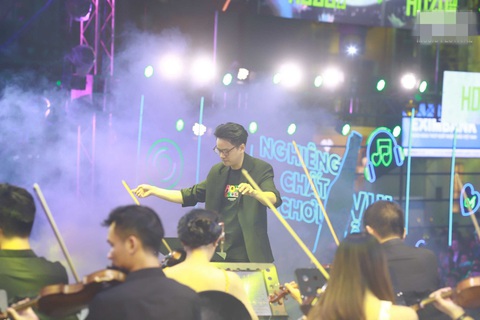 Nhạc sĩ Huy Tuấn hôn vợ, cổ vũ khán giả gen Z thể hiện tình yêu tại Hozo Super Fest- Ảnh 6. Nhạc trưởng Trần Nhật Minh cùng dàn nhạc Saigon Pops Orchestra biểu diễn mở màn