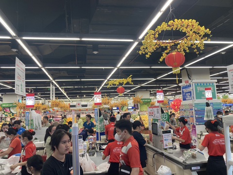 Siêu thị Lotte Mart mở cửa trở lại sau sự cố cháy- Ảnh 1. Mua sắm tại siêu thị Lotte Mart quận 7 trong sáng 23-12, sau sự cố đám cháy đêm trước đó - Ảnh: T.N.