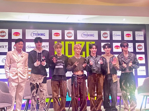 TEMPEST - Nhóm nhạc có idol người Việt chào fan cực ấn tượng- Ảnh 1. Nhóm TEMPEST và Dược Sĩ Tiến - đại diện quỹ DST Art Fun góp phần lớn công sức đưa nhóm nhạc về Việt Nam biểu diễn tại Hò Dô 2023