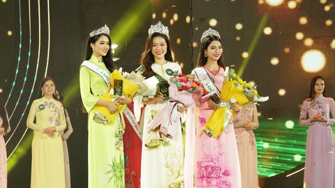 Cô gái Vĩnh Long đăng quang hoa khôi Người đẹp Tây Đô- Ảnh 3. Top 3 Nguyễn Thị Thu Ngân, Nguyễn Ngọc Kiều Duy và Phan Lê Kim Ngọc (từ trái qua) trong đêm chung kết Người đẹp Tây Đô - Ảnh: H.H.