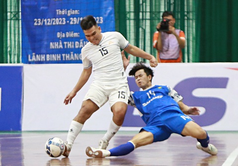 Futsal Việt Nam ngậm ngùi trước các đối thủ nước ngoài- Ảnh 2. Sahako (áo xanh) dễ dàng thắng đội bóng trẻ Cao Bằng - Ảnh: ĐÌNH VIÊN