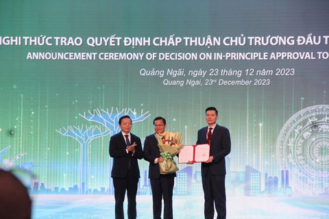 Chủ tịch nước dự lễ kỷ niệm 10 năm thành lập VSIP Quảng Ngãi- Ảnh 2. Phó thủ tướng Trần Hồng Hà (trái) trao giấy chứng nhận chủ trương đầu tư Khu công nghiệp VSIP 2 cho lãnh đạo VSIP - Ảnh: TRẦN MAI