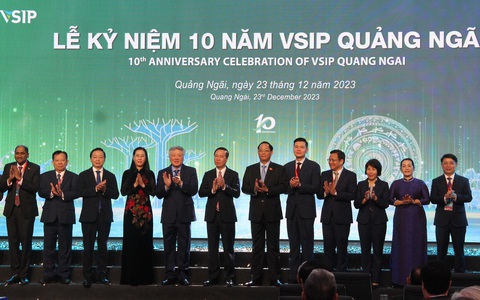 Chủ tịch nước dự lễ kỷ niệm 10 năm thành lập VSIP Quảng Ngãi- Ảnh 5. Lãnh đạo Đảng, Nhà nước, Chính phủ dự lễ kỷ niệm 10 năm thành lập VSIP Quảng Ngãi - Ảnh: TRẦN MAI