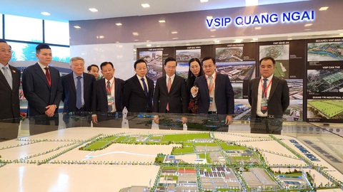 Chủ tịch nước dự lễ kỷ niệm 10 năm thành lập VSIP Quảng Ngãi- Ảnh 3. Chủ tịch nước Võ Văn Thưởng cùng lãnh đạo Đảng, Nhà nước, Chính phủ tham quan và trao đổi với lãnh đạo Khu công nghiệp VSIP Quảng Ngãi - Ảnh: TRẦN MAI