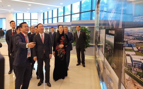 Chủ tịch nước dự lễ kỷ niệm 10 năm thành lập VSIP Quảng Ngãi- Ảnh 4. Chủ tịch nước Võ Văn Thưởng tham quan nhà điều hành Khu công nghiệp VSIP Quảng Ngãi - Ảnh: TRẦN MAI