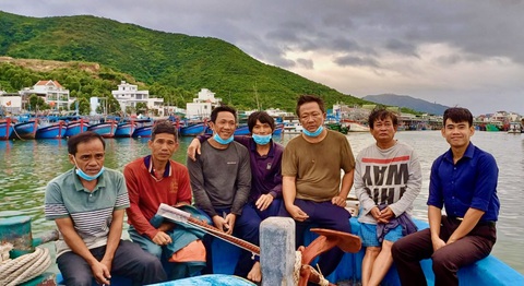 Cứu 6 ngư dân trên ghe cá bị chìm- Ảnh 1. 6 ngư dân trên ghe cá Khánh Hòa bị chìm được đưa về bờ - Ảnh: BQL vịnh Nha Trang cung cấp