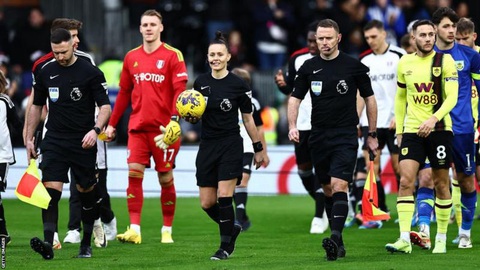 Tin tức thể thao sáng 24-12: Nữ trọng tài đầu tiên cầm còi ở Premier League- Ảnh 1. Rebecca Welch (giữa) trở thành nữ trọng tài đầu tiên cầm còi ở Premier League - Ảnh: Getty Images