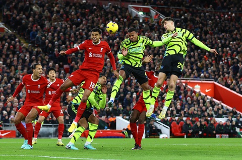 Arsenal giữ ngôi đầu bảng Premier League sau trận hòa Liverpool- Ảnh 3. Tình huống đánh đầu ghi bàn mở tỉ số của trung vệ Gabriel Magalhães cho Arsenal - Ảnh: REUTERS