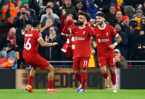 Arsenal giữ ngôi đầu bảng Premier League sau trận hòa Liverpool- Ảnh 2. Salah (11) ghi bàn gỡ hòa cho Liverpool sau pha xử lý đẳng cấp - Ảnh: REUTERS