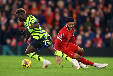 Arsenal giữ ngôi đầu bảng Premier League sau trận hòa Liverpool- Ảnh 1. Liverpool (áo đỏ) và Arsenal bất phân thắng bại ở vòng 18 Giải ngoại hạng Anh - Ảnh: REUTERS