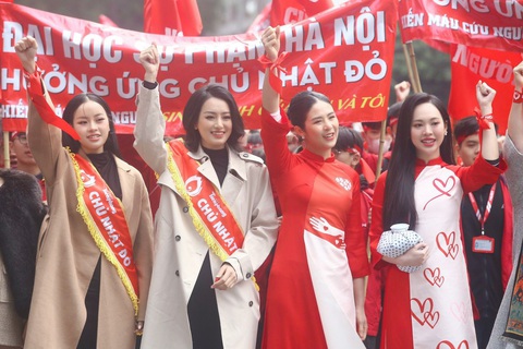Hàng ngàn bạn trẻ đón Giáng sinh đặc biệt với Chủ nhật đỏ- Ảnh 2. Ngọc Hân và các người đẹp tham gia diễu hành tại Chủ nhật đỏ - Ảnh: T.T