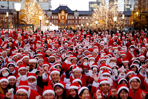 Ông già Noel cưỡi xe máy, lên rừng xuống bể phát quà Giáng sinh- Ảnh 1. Người dân Nhật Bản mặc trang phục ông già Noel để hưởng ứng sự kiện phát quà và dọn dẹp đường phố chào mừng Giáng sinh ở thành phố Tokyo vào ngày 22-12 - Ảnh: REUTERS