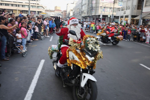 Ông già Noel cưỡi xe máy, lên rừng xuống bể phát quà Giáng sinh- Ảnh 6. Cảnh sát hóa thân thành ông già Noel lái xe mô tô ở thành phố Lima, thủ đô Peru vào ngày 19-12 - Ảnh: REUTERS
