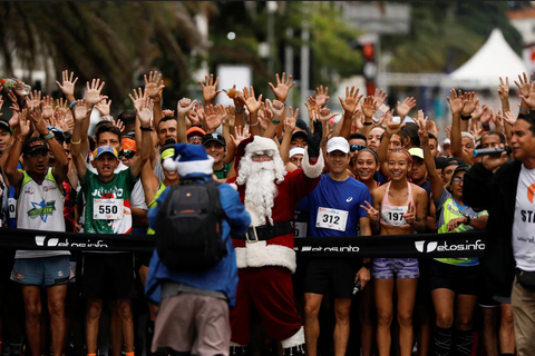 Ông già Noel cưỡi xe máy, lên rừng xuống bể phát quà Giáng sinh- Ảnh 7. Ông già Noel tham gia cuộc chạy đua dài 10km ở thủ đô Caracas (Venezuela) vào ngày 17-12 - Ảnh: REUTERS
