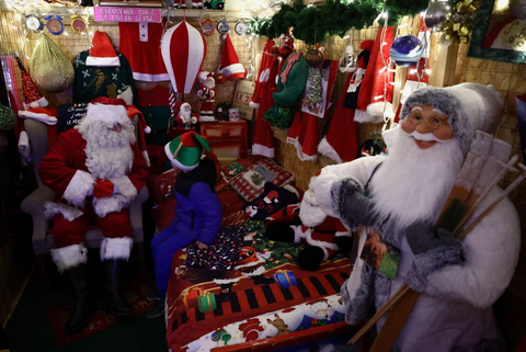 Ông già Noel cưỡi xe máy, lên rừng xuống bể phát quà Giáng sinh- Ảnh 9. Ông già Noel trò chuyện với một đứa trẻ tại đô thị Beauvechain, Bỉ vào ngày 16-12 - Ảnh: REUTERS