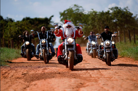Ông già Noel cưỡi xe máy, lên rừng xuống bể phát quà Giáng sinh- Ảnh 10. Ông Helton Garcia hóa thân thành ông già Noel và lái mô tô đi trao quà cho trẻ em tại một trường học ở vùng nông thôn Santo Antonio do Descoberto, bang Goias (Brazil) vào ngày 10-12 - Ảnh: REUTERS