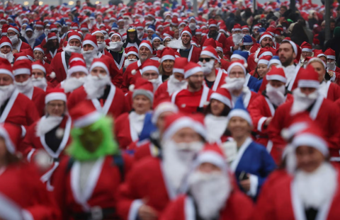 Ông già Noel cưỡi xe máy, lên rừng xuống bể phát quà Giáng sinh- Ảnh 12. Các vận động viên hóa thân thành ông già Noel tham gia cuộc đua Santa Dash thường niên ở Liverpool, Anh vào ngày 3-12 - Ảnh: REUTERS
