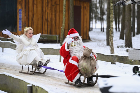 Ông già Noel cưỡi xe máy, lên rừng xuống bể phát quà Giáng sinh- Ảnh 21. Ông già Noel cùng thiên thần tuyết lái xe trượt băng tại sở thú Germendorf ở thị trấn Oranienburg, Đức vào ngày 3-12 - Ảnh: REUTERS