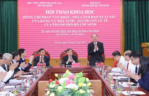 Ông Phan Văn Khải - vị lãnh đạo 'không lúc nào chao đảo, không có suy nghĩ thoái lui'- Ảnh 1. Phó bí thư Thành ủy TP.HCM Nguyễn Hồ Hải (người đứng) và các lãnh đạo chủ trì hội thảo - Ảnh: GIA HÂN