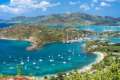 Đảo Antigua với những thuyền buồm của khách du lịch - Ảnh: GLAM OF NYC Đảo Antigua với những thuyền buồm của khách du lịch - Ảnh: GLAM OF NYC