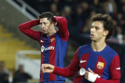Tin tức thể thao sáng 24-12: Nữ trọng tài đầu tiên cầm còi ở Premier League- Ảnh 3. Barca có nguy cơ bị cấm tham dự Champions Legue mùa tới - Ảnh: REUTERS