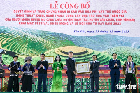 Người Mông tự hào khi nghệ thuật khèn và vẽ sáp ong thành di sản- Ảnh 1. Ông Hoàng Đạo Cương, thứ trưởng Bộ Văn hóa, Thể thao và Du lịch, trao chứng nhận nghệ thuật khèn và vẽ sáp ong thành di sản văn hóa phi vật thể quốc gia cho lãnh đạo tỉnh Yên Bái cùng các nghệ nhân