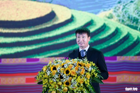 Người Mông tự hào khi nghệ thuật khèn và vẽ sáp ong thành di sản- Ảnh 3. Ông Trần Huy Tuấn, chủ tịch UBND tỉnh Yên Bái, phát biểu tại lễ công bố quyết định và trao chứng nhận di sản văn hóa phi vật thể quốc gia đối với nghệ thuật khèn và vẽ sáp ong