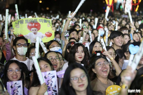 Hàng ngàn người đổ về sân khấu Hò Dô 2023 để thưởng thức đêm thứ 2 của bữa tiệc âm nhạc lớn nhất năm - Ảnh: PHƯƠNG QUYÊN Hàng ngàn người đổ về Hò Dô 2023 để thưởng thức âm nhạc trong đêm HOZO Super Fest thứ hai - Ảnh: PHƯƠNG QUYÊN