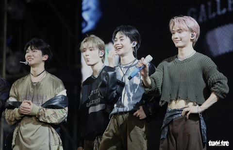 Hanbin (thứ3 từ trái sang) cảm động trước tình cảm của fan Việt. Ảnh: PHƯƠNG QUYÊN Hanbin (thứ 3 từ trái sang) cảm động trước tình cảm của fan Việt - Ảnh: PHƯƠNG QUYÊN