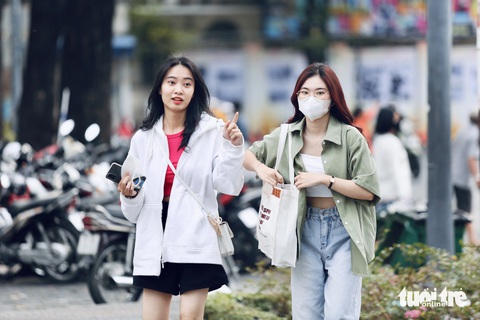 Người dân TP.HCM tận hưởng Giáng sinh trong tiết trời se lạnh- Ảnh 1. Sáng 24-12, thời tiết tại TP.HCM se lạnh, người dân phải mặc ấm khi ra đường - Ảnh: PHƯƠNG QUYÊN