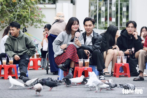 Người dân TP.HCM tận hưởng Giáng sinh trong tiết trời se lạnh- Ảnh 5. Nhiều bạn trẻ lâu rồi mới có dịp diện trang phục váy len, áo lạnh. Thông thường thời điểm này những năm trước, thời tiết các tỉnh Nam Bộ và TP.HCM sẽ có những ngày mát mẻ, thậm chí trời còn se lạnh, nhưng những ngày qua trời khá oi bức, nắng gay gắt - Ảnh: PHƯƠNG QUYÊN