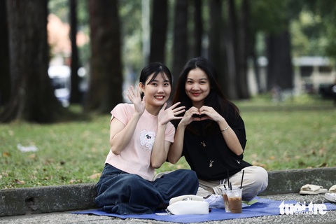 Người dân TP.HCM tận hưởng Giáng sinh trong tiết trời se lạnh- Ảnh 6. Như Ngọc (quận Gò Vấp) cùng bạn cà phê chuyện trò, check-in Giáng sinh sớm - Ảnh: PHƯƠNG QUYÊN