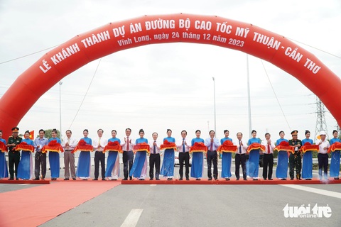 Thông xe cầu Mỹ Thuận 2 và cao tốc Mỹ Thuận - Cần Thơ- Ảnh 1. Phó thủ tướng Trần Lưu Quang cùng các đại biểu cắt băng khánh thành cao tốc Mỹ Thuận - Cần Thơ - Ảnh: CHÍ HẠNH